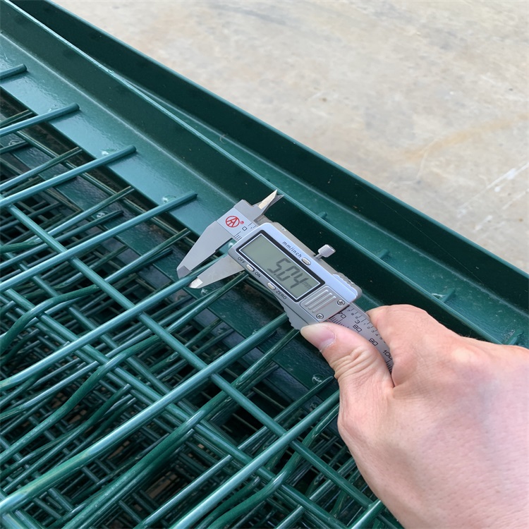 監(jiān)獄浸塑鋼網(wǎng)墻圖片2