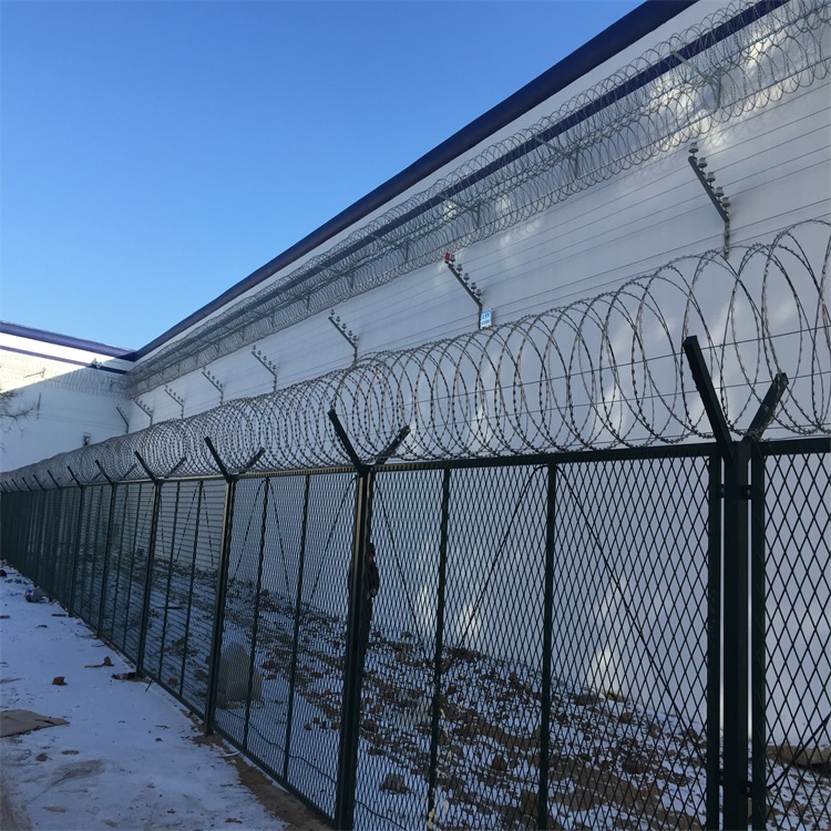 上海鋼板網護欄圖片1