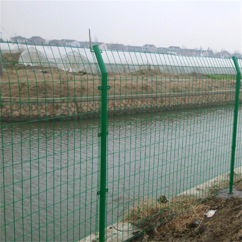 河流沿河堤隔離網