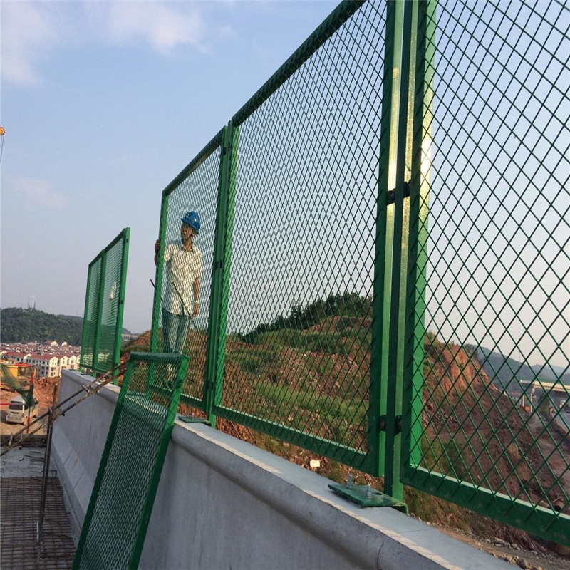 上海鋼板網護欄圖片2