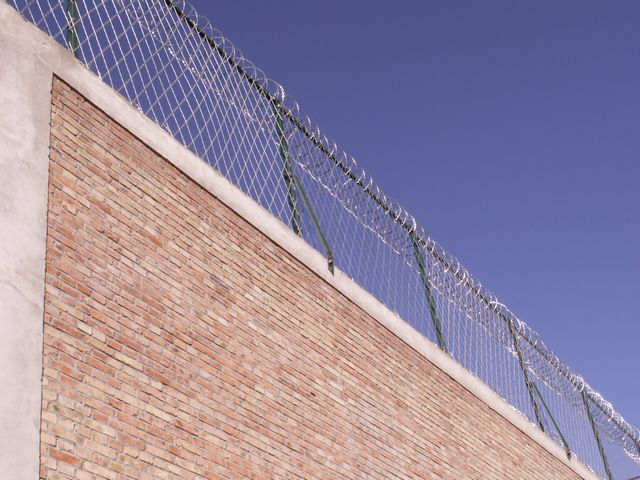 監(jiān)獄圍墻熱鍍鋅刀刺網(wǎng)圖片2