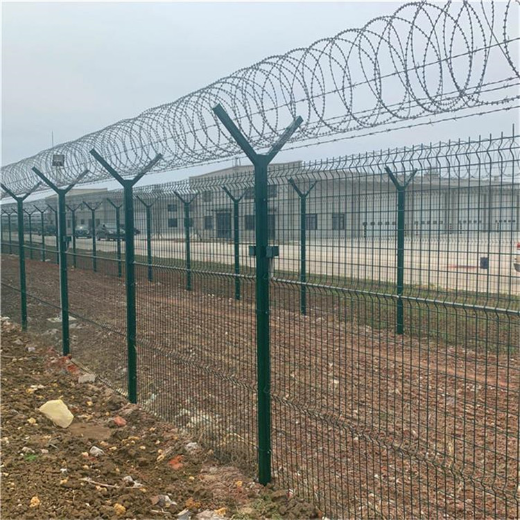 上海帶刺絲滾籠機(jī)場(chǎng)圍界護(hù)欄網(wǎng)圖片2