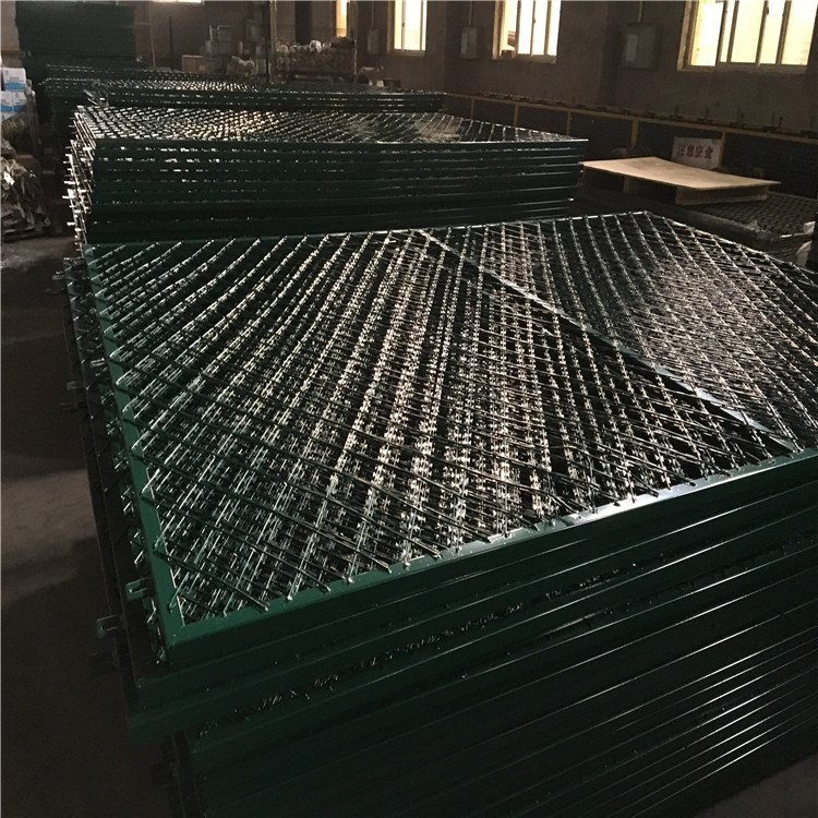 上海不銹鋼菱形孔焊接刀刺隔離網圖片3